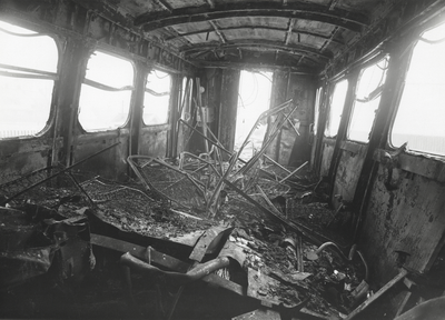 172382 Interieur van een uit Duitsland teruggevoerd zwaar beschadigd koprijtuig van een electrisch treinstel mat. 1936 ...